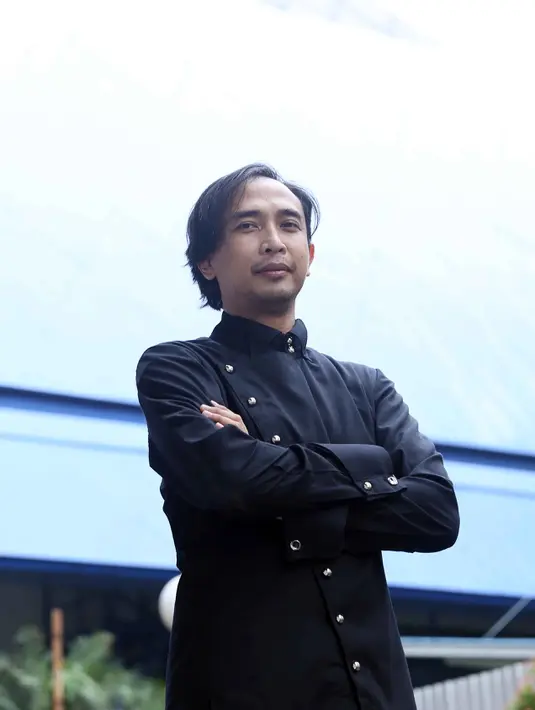 "Tujuan utamanya adalah bridging alias sebagai jembatan. Karena lagu saya di Padi itu sudah rilis puluhan tahun lalu. Kali ini dinyanyikan oleh penyanyi muda," kata Piyu. (Nurwahyunan/Bintang.com)