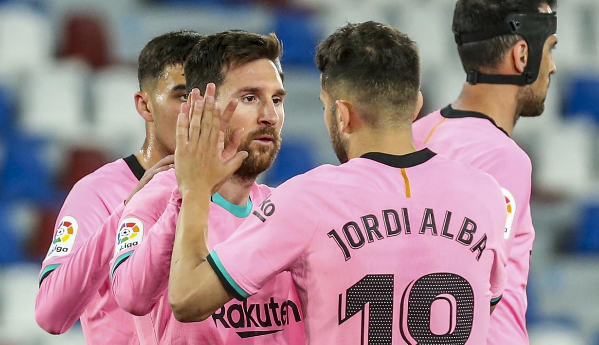 Striker Barcelona, Lionel Messi (tengah) melakukan selebrasi usai mencetak gol pertama timnya ke gawang Levante dalam laga lanjutan Liga Spanyol 2020/2021 pekan ke-36 di Ciutat de Valencia Stadium, Valencia, Selasa (11/5/2021). Barcelona bermain imbang 3-3 dengan Levante. (AP/Alberto Saiz)