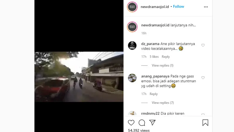 seorang pesepeda melawan arah dan berkendara tanpa aturan