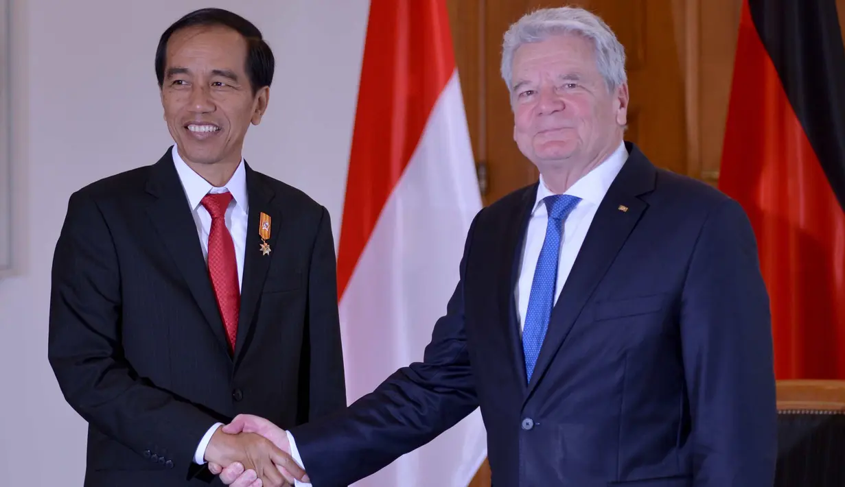 Presiden Jokowi berjabat tangan dengan Presiden Jerman Joachim Gauck, Jerman, Senin (18/4). Presiden Gauck menilai Presiden Jokowi merupakan presiden yang progresif yang mampu membawa Indonesia maju secara politik dan ekonomi. (Biro Pers Setpres)