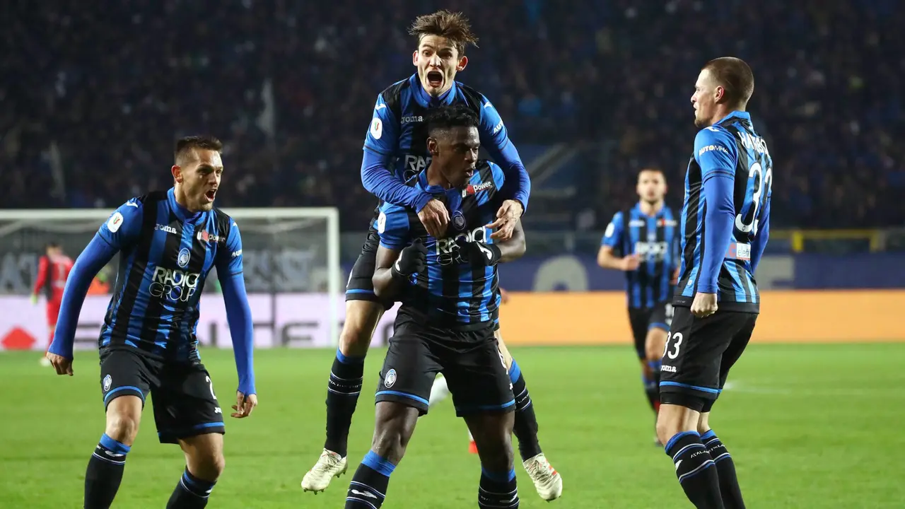 Para pemain Atalanta merayakan gol yang dicetak Duvan Zapata ke gawang Juventus pada perempat final Copa Italia. (AP/Paolo Magni)