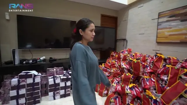 7 Potret Nagita Slavina Bagi-bagi Hampers ke Karyawan, Ada yang Dapat iPhone 12