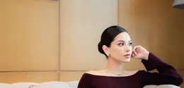 Dalam potret terbarunya, istri Al Ghazali tampil memesona mengenakan dress rajut berwarna plum dengan potongan off-shoulder yang memperlihatkan siluet bahu secara lembut. [@alyssadaguise].