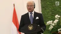 Raja Swedia Carl XVI Gustaf menyampaikan keterangan pers dalam kunjungan kenegaraannya di Istana Kepresidenan Bogor, Senin (22/5). Ini merupakan kunjungan kenegaraan Raja Swedia pertama kalinya ke Indonesia. (Liputan6.com/Angga Yuniar)