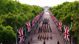Peti jenazah Ratu Elizabeth II meninggalkan Istana Buckingham menuju Westminster Hall di London, Inggris, 14 September 2022. Raja Charles III, Putri Anne, Pangeran Andrew, dan Pangeran Edward ikut mengiringi peti jenazah ibunya yang ditempatkan di atas kereta kuda. (Victoria Jones/Pool via AP)