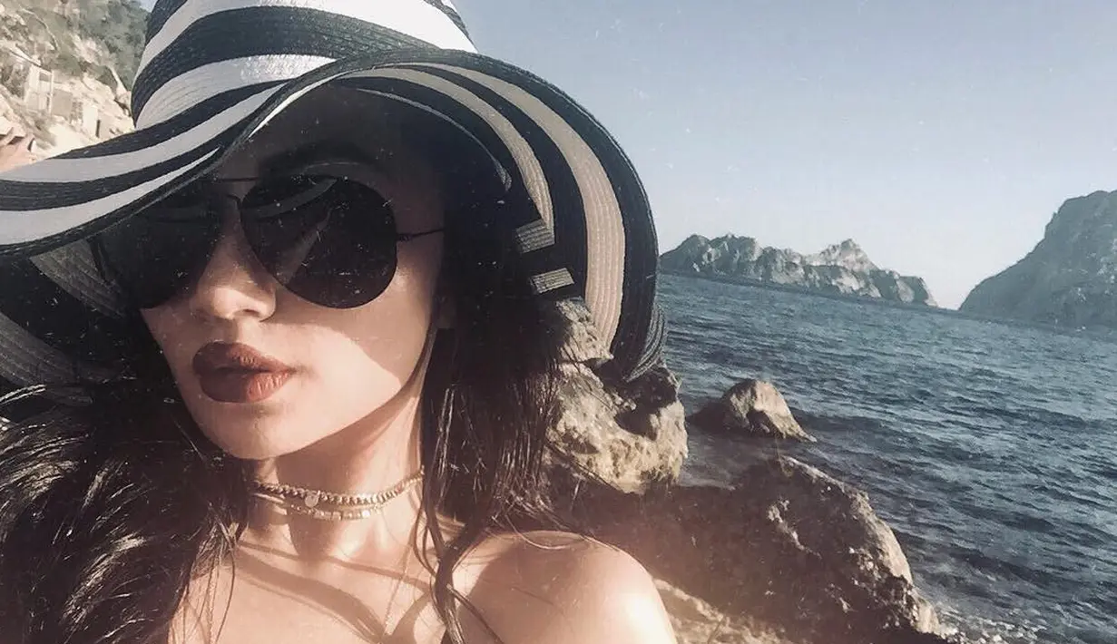 Bukan Ariel Tatum memang kalau tak berpenampilan seksi. Seperti halnya saat di foto ini, di mana Ariel terlihat sedang berada di pantai dengan tampilannya yang merona dan pastinya dengan lipstick merahnya. (Instagram/arieltatum)