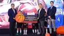 Direktur Utama (Dirut) Bank Mandiri, Darmawan Junaidi, Bersama Dirut IBL, Junas Miradiarsyah, dan Ketua Perbasi, Budisatrio Djiwandono, saat peresmian kerja sama antara Bank Mandiri dengan IBL di Plaza Mandiri, Jakarta, Selasa (1/7/2025). (Bola.com/Abdul Aziz)