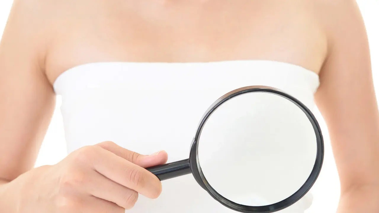 Payudara Besar Sebelah, Pertanda Kanker Payudara? (liza54500/shutterstock)
