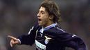 Selebrasi striker Lazio, Hernan Crespo setelah mencetak gol ke gawang Real Madrid dalam laga Liga Champions 2000/2001 di Santiago Bernabeu Stadium, Madrid (13/2/2001). Eks striker Argentina ini pernah menjadi bagian Lazio setelah didatangkan dari Parma pada awal musim 2000/2001 dengan nilai transfer 56,81 juta euro atau kini setara Rp927 miliar. (AFP/Christophe Simon)