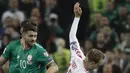 Aksi pemain Denmark, Christian Eriksen (kanan) saat melewati adangan pemain Irlandia pada laga leg kedua kualifikasi Piala Dunia 2018 di Aviva Stadium, Dublin, (14/11/2017). Denmark menang 5-1.  (AP/Peter Morrison)