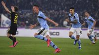 Gelandang Lazio, Sergej Milinkovic-Savic (tengah) berselebrasi usai mencetak gol ke gawang Inter Milan pada pertandingan lanjutan Liga Serie A Italia di stadion Olimpiade Roma, Minggu, (16/2/2020). Lazio menang 2-1 atas Inter Milan.  (Alfredo Falcone/LaPresse via AP)