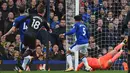 Bek Arsenal, Nacho Monreal (kedua kiri) berhasil membobol gawang Everton pada matchday kesembilan Liga Primer Inggris di Goodison Park, Minggu (22/10). The Gunners menang dengan skor akhir 5-2. (Oli SCARFF / AFP)