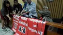 Pegiat anti korupsi yang tergabung dalam Koalisi Masyarakat Sipil Antikorupsi mempersiapkan poster hentikan kriminalisasi KPK sebelum melakukan konferensi pers menanggapi keputusan presiden di Gedung KPK, Jakarta, Kamis (19/2). (Liputan6.com/Johan Tallo)