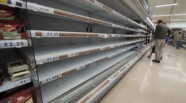 Pemandangan rak kosong di supermarket Tesco di Manchester, Inggris, Minggu (12/9/2021). Pengecer, produsen dan pemasok makanan juga melaporkan gangguan karena kekurangan pengemudi truk terkait pandemi dan dampak Brexit telah mempersulit banyak orang Eropa untuk bekerja di Inggris. (AP /Jon Super)