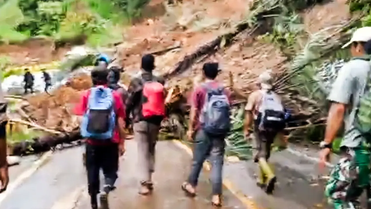 Warga di Aceh melintasi zona longsor demi bertemu anak. (Istimewa)