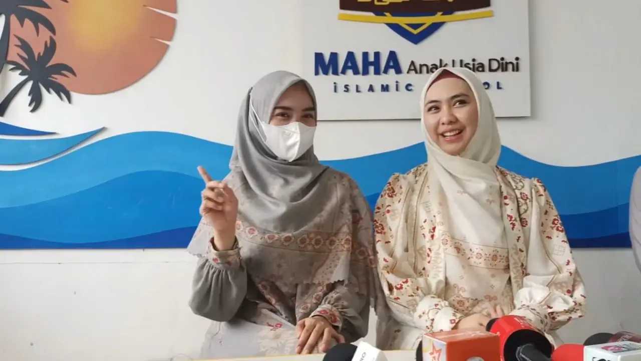 Ria Ricis dan Oki Setiana Dewi.