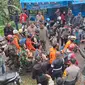 Tim SAR gabungan berhasil mengevakuasi seorang pendaki Gunung Marapi yang terjebak erupsi. (Liputan6.com/ Novia Harlina)