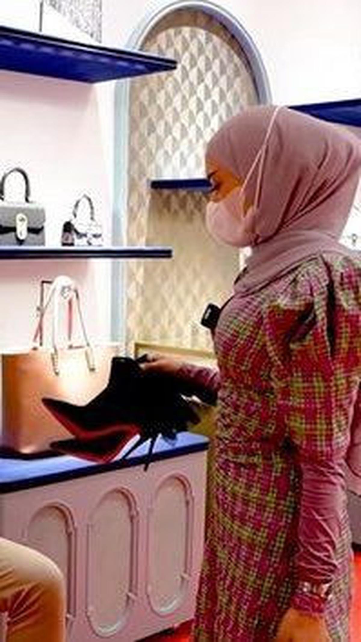 Harga Sepatu Rp30 Juta, Lebih Baik Beli Sawah&nbsp;