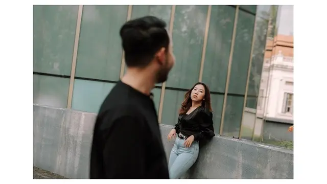 6 Potret Prewedding Kiky Saputri dan Kekasih, Serasi Bertema Hitam Putih