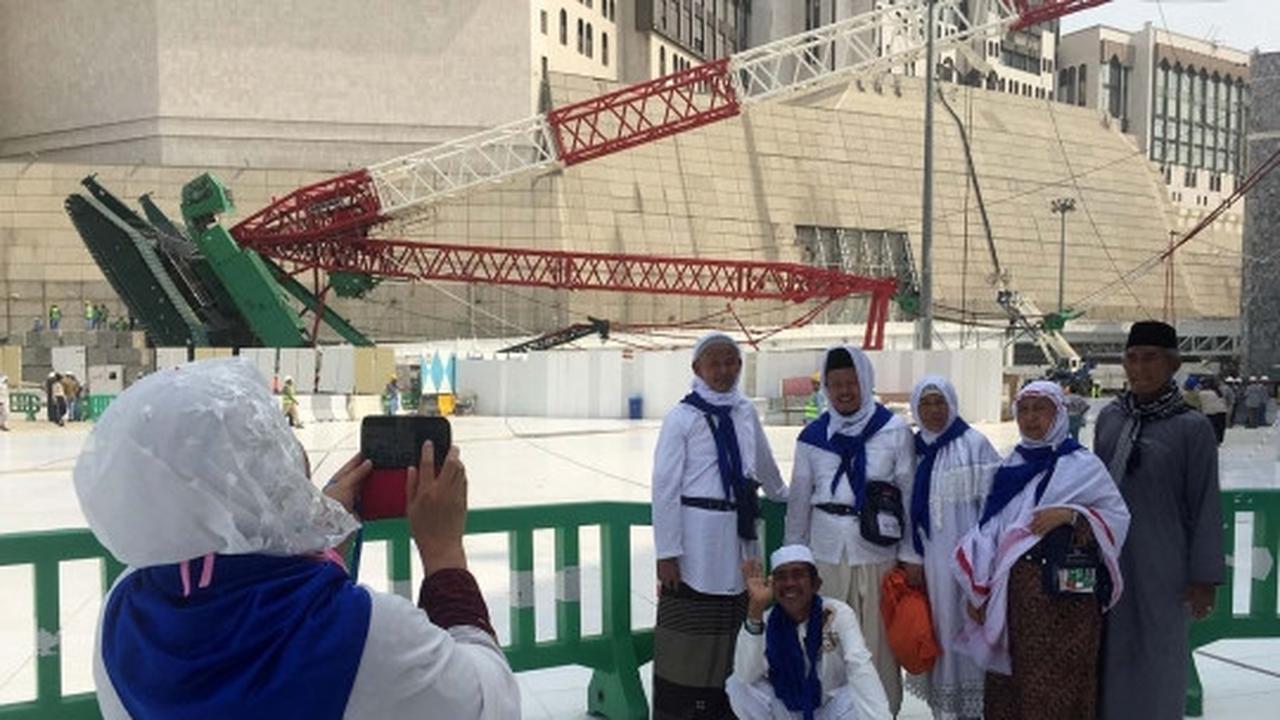 Gaya narsis jemaah haji foto-foto di lokasi crane jatuh