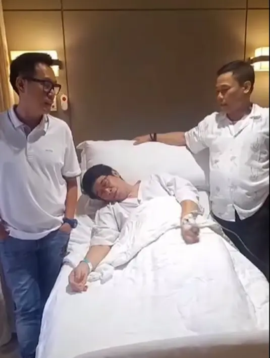 Dari obrolan tersebut, Parto juga sempat berakting pingsan, yang diikuti dengan tawa lepas ketiganya. Akri dan Eko bersyukur operasi batu ginjal berjalan lancar dan Parto kini tengah menjalani tahap pemulihan. Menurut informasi dokter, batu ginjal di tubuh Parto juga tidak menyebar. (Liputan6.com/IG/@ekopatriosuper)
