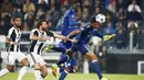 Pemain Lyon, Corentin Tolisso (kanan) mencetak gol lewat sundulan ke gawang Juventus pada laga grup H Liga Champions di Juventus stadium, Turin, (2/11/2016). (AFP/Marco Bertorello)