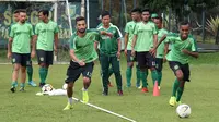 Persebaya saat latihan. (Bola.com/Aditya Wany)