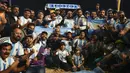 Fans Argentina bersorak di Doha corniche, di Doha, Qatar, Senin, 12 Desember 2022. Argentina akan menghadapi Kroasia dalam pertandingan semifinal Piala Dunia 2022 di Stadion Lusail Iconic Qatar, Rabu (14/12/2022) mulai pukul 02.00 WIB. (AP Photo/Andre Penner)