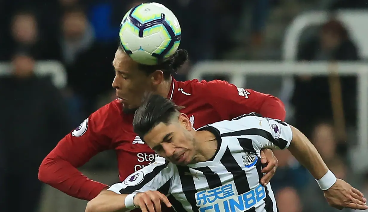 Bek Liverpool, Virgil van Dijk berebut bola udara dengan penyerang Newcastle United, Ayoze Perez selama pertandingan lanjutan Liga Inggris di St James 'Park (4/5/2019). Liverpool menang tipis atas Newcastle 3-2. (AFP Photo/Lindsey Parnaby)