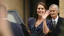 Kate Middleton melambaikan tanagn setelah mengunjungi  "Hope Street", di Southampton, Inggris, Selasa 27 Juni 2023. (Daniel Leal/Pool via AP)