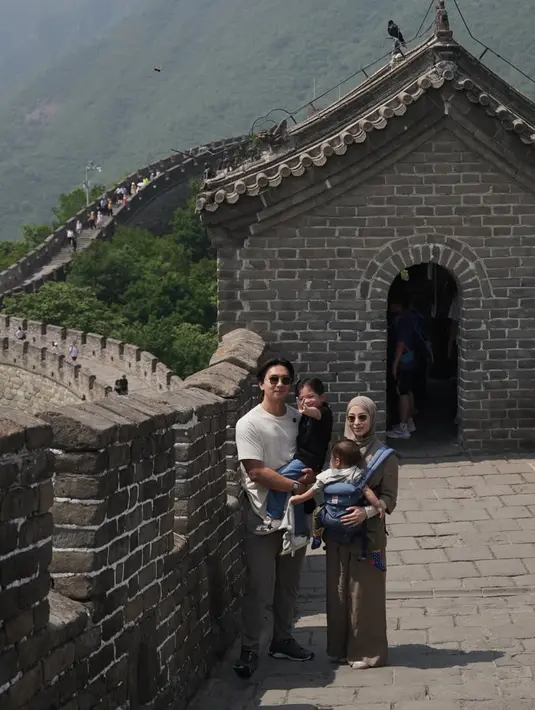 Mengunjungi The Great Wall of China, Nikita memilih outfit serba coklat dari kerudung, atasan blazer dan celana panjangnya. [@nikitawillyofficial94]