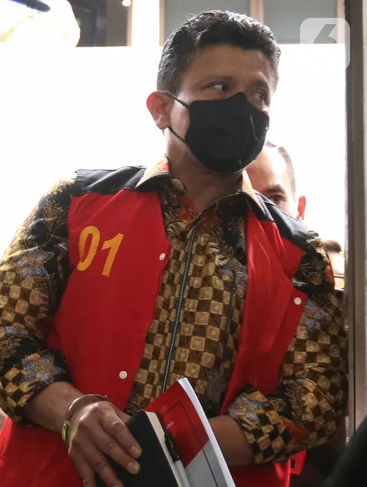 Tersangka kasus pembunuhan berencana Ferdy Sambo bersiap untuk jalani sidang di Pengadilan Negeri Jakarta Selatan, Senin (17/10/2022). Ferdy Sambo bersama tiga tersangka lainnya akan menjalani sidang perdana kasus pembunuhan berencana  terhadap Brigiadir J.(Liputan6.com/Herman Zakharia)