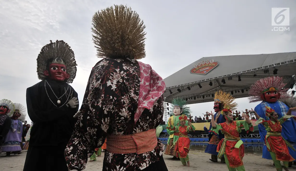 Sekelompok penari lengkap dengan ondel-ondel memeriahkan acara 'Explore Indonesia' di Pantai Lagoon, Ancol, Sabtu (23/6). Atraksi tersebut merupakan bagian dari perayaan HUT ke-491 DKI Jakarta yang jatuh pada 22Juni 2018. (Merdeka.com/Iqbal S. Nugroho)