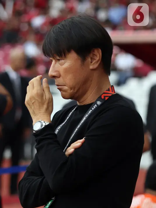 Pelatih Shin Tae Yong sesaat sebelum laga timnas Indonesia melawan Thailand pada lanjutan kualifikasi Grup A Piala AFF 2022 di Stadion Utama Gelora Bung Karno, Jakarta, Kamis (29/12/2022). Laga berakhir imbang 1-1 meski Indonesia sempat unggul lewat gol yang dicetak Marc Anthony Klok lewat titik putih. (Liputan6.com/Helmi Fithriansyah)