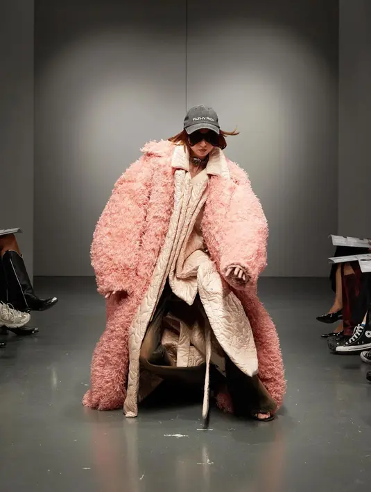 Beberapa item fashion ekstrem adalah sepatu bot berbulu yang tingginnya mencapai pinggang dan menciptakan ilusi kaki monster. (Foto: instagram.com/avavav)