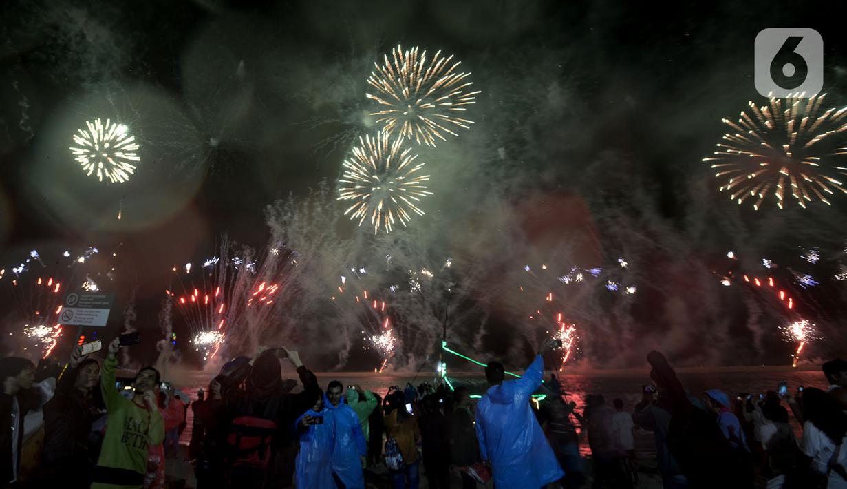 FOTO: Menikmati Malam Pergantian Tahun di Pantai Lagoon ...