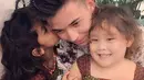 Belum lama ini, foto kedekatan kedua anak Celine Evangelista dengan Stefan William terlihat begitu akrab. Salah satu putrinya, ada yang mencium pipi Stefan, sedangkan yang satu lagi duduk di pangku Stefan. (Instagram/celine_evangelista)