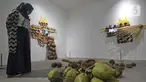 Pengunjung melihat karya yang dipajang dalam pameran Pulih di Pasar Seni, Ancol, Jakarta, Sabtu (14/11/20). Pameran PULIH ini merupakan pameran pertama dalam program revitalisasi Pasar Seni Ancol selama masa pandemi. (Liputan6.com/Herman Zakharia)