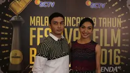 Pasangan selebritis Tika Bravani dan Dimas Aditya ketika berpose di red carpet Festival Film Bandung (FFB) 2016 di kawasan Monumen Perjuangan Rakyat Jawa Barat, Jawa Barat, Sabtu (24/9). (Liputan6.com/Herman Zakharia)