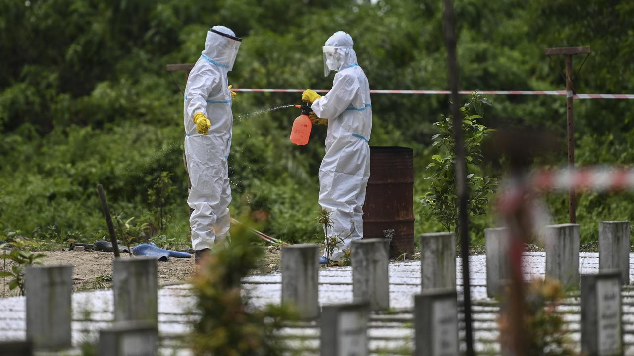 Potret Relawan di Yangon saat Kuburkan Jenazah COVID-19