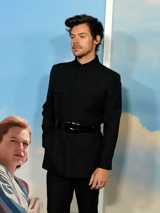 <p>Harry Styles berpose saat menghadiri pemutaran perdana film My Policeman di Regency Bruin Theatre, Los Angeles, Amerika Serikat, 1 November 2022. Cincin yang melekat di jari tengah tangan kiri menyempurnakan penampilan Harry Styles. (AP Photo/Chris Pizzello)</p>