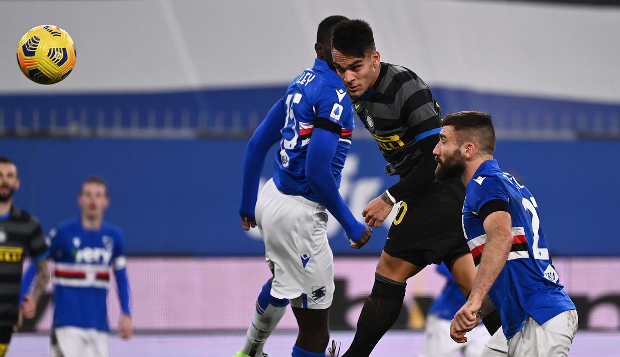 Striker Inter Milan, Lautaro Martinez (tengah) melepaskan sundulan diantara dua pemain Sampdoria dalam laga lanjutan Liga Italia 2020/21 pekan ke-16 di Luigi Ferrari Stadium, Rabu (6/1/2021). Inter Milan kalah 1-2 dari Sampdoria. (AFP/Marco Bertorello)