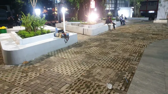 Anggaran sebesar Rp12,7 miliar yang digelontorkan Pemerintah Provinsi Jawa Barat, berhasil menyulap wajah Alun-alun lebih berwarna dengan penambahan beberapa fasilitas publik yang diperuntukan bagi masyarakat Garut.