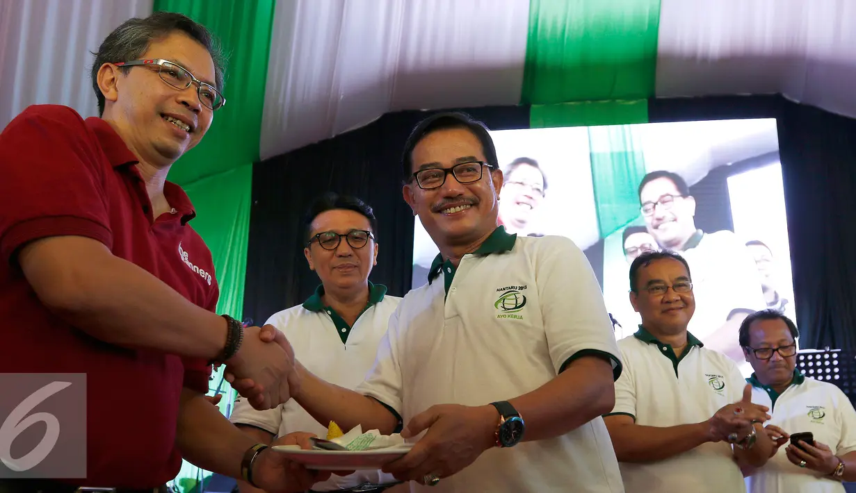 Menteri Agraria dan Tata Ruang, Ferry Musyidan Baldan memberikan potongan tumpeng kepada Ketua Umum IAPI, Bernadus Djonoputro (kiri) dalam peringatan Hari Agrasia Nasional, Jakarta, Minggu (27/9/2015). (Liputan6.com/Yoppy Renato)