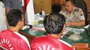 Citizen6, Sumbar: Seorang mantan anggota DPRD tertangkap tangan sedang nyabu. Mereka ditangkap oleh jajaran Satuan Narkoba Polres Dharmasraya, Minggu (10/4). (Pengirim: Eko Pangestu)