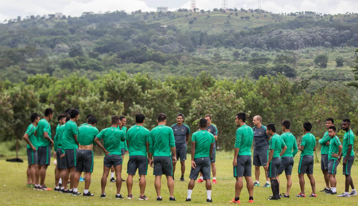 Para pemain Timnas Indonesia mendengarkan instruksi pelatih saat berlatih di halaman Hotel Lor In, Jawa Barat, Sabtu (3/12/2016). Timnas Indonesia siap menghadapi Vietnam pada semifinal Piala AFF 2016. (Bola.com/Vitalis Yogi Trisna)