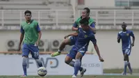 Pemain Persib, Rudiyana berebut bola dengan Atep saat latihan jelang semi final Piala Presiden melawan Mitra Kukar di Stadion Aji Imbut, Tenggarong, Kaltim, Sabtu (3/10/2015). (Bola.com/Vitalis Yogi Trisna)