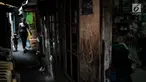 Warga beristirahat dalam rumah di permukiman padat penduduk yang sempit di kawasan Tambora, Jakarta, Jumat (23/8/2019). Gubernur DKI Anies Baswedan akan menandai kampung-kampung atau lokasi rawan kebakaran karena penggunaan listrik ilegal. (Liputan6.com/Faizal Fanani)