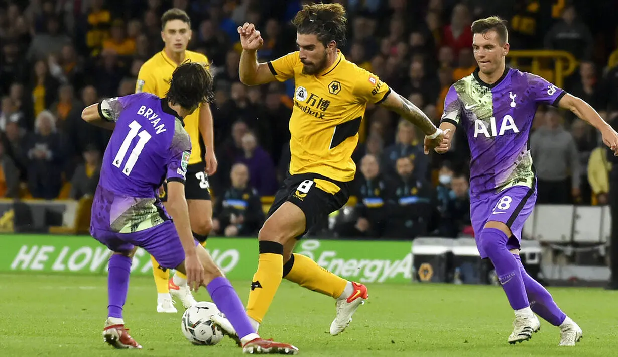 Gelandang Wolverhampton Wanderers Ruben Neves berlari dengan bola dibayangi penyerang Tottenham Hotspur, Bryan Gil pada putaran ketiga Piala Liga Inggris 2021/2022 di Molineux, Kamis (23/9/2021) dini hari WIB. Tottenham menang adu penalti 3-2, usai imbang 2-2. (AP Photo/Rui Vieira)