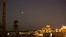 Gerhana bulan terlihat di lanskap kota di Richmond, Va, pada Selasa, 8 November 2022. fenomena alam tersebut dapat disaksikan dengan mata telanjang. (Shaban Athuman/Richmond Times-Dispatch via AP)